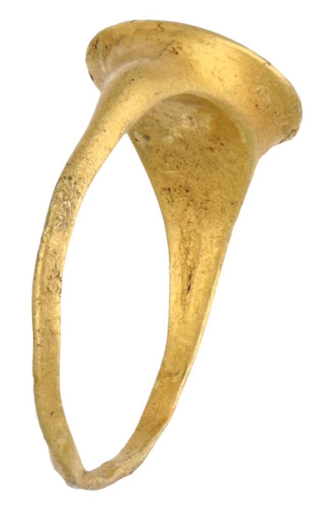 Ancient presumably Roman 18K. yellow gold ring with female symbolism (rosette and lunula). - Image 3 of 4