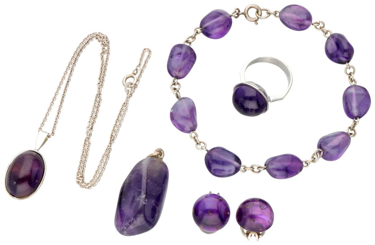 Lot consisting of five various silver jewelry set with amethyst.