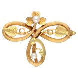 18K. Yellow gold Art Nouveau brooch with leaves and seed pearls.