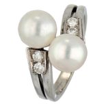 14K. White gold toi et moi ring set with approx. 0.12 ct. diamond and pearl.