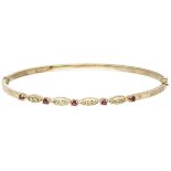 18K. Yellow gold vintage bangle bracelet set with approx. 0.20 ct. natural ruby ​​and approx. 0.08 c