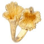 18K. Yellow gold floral design ring.