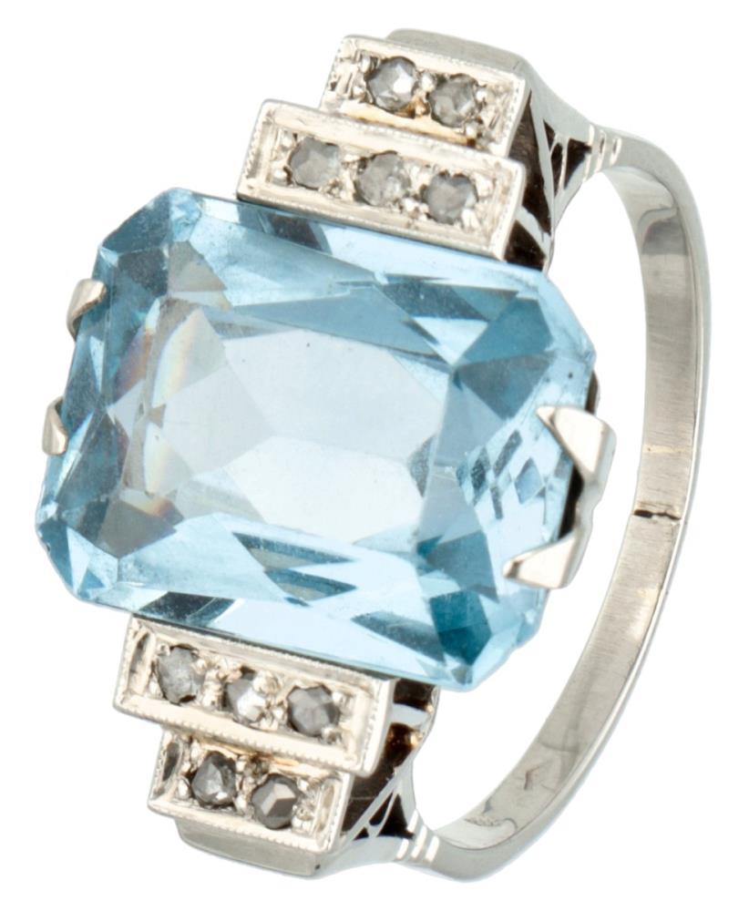 18K. White gold retro tank ring set with approx. 7.68 ct. synthetic spinel and diamond.