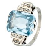 18K. White gold retro tank ring set with approx. 7.68 ct. synthetic spinel and diamond.