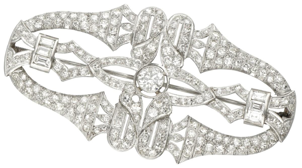 Pt 900 platinum Art Deco brooch set with approx. 11.30 ct. diamond.