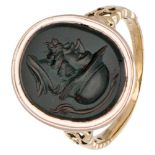 Vintage 14K. yellow gold ring set with a heliotrope intaglio with an en profile male portrait.