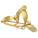 18K. Yellow gold Art Nouveau brooch depicting a branch with leaves set with white pearls.