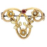 BLA 10K. yellow gold Art Nouveau brooch set with glass garnet and seed pearls.