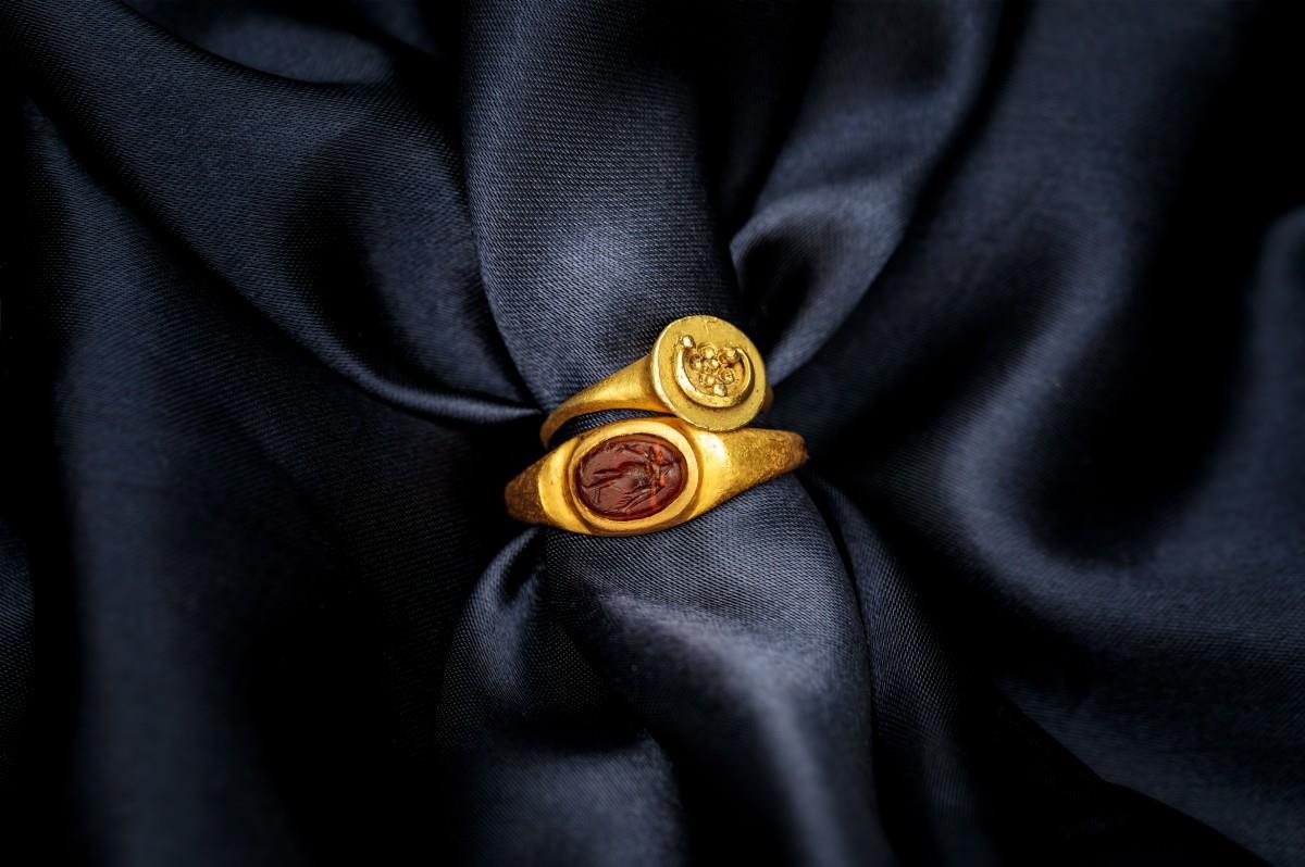 Ancient presumably Roman 18K. yellow gold ring with female symbolism (rosette and lunula). - Image 4 of 4