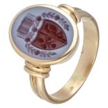 14K. Yellow gold vintage signet ring set with a red slate with an intaglio coat of arms.