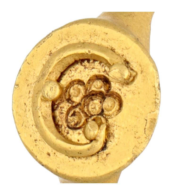 Ancient presumably Roman 18K. yellow gold ring with female symbolism (rosette and lunula). - Image 2 of 4