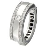 14K. White gold two-sided ring set with approx. 0.17 ct. white and approx. 0.36 ct. black diamond.
