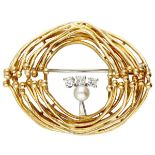 18K. Yellow gold brooch set with approx. 0.15 ct. diamond and a pearl.