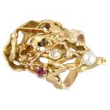 18K. Yellow gold design ring set with approx. 0.07 ct. diamond, pearl and ruby.
