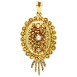 14K. Yellow gold Dutch regional costume pendant from the 1920s with graceful cannetille work and pea