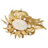 18K. Yellow gold engraved brooch / pendant set with approx. 0.75 ct. diamond and approx. 4.21 ct. wh