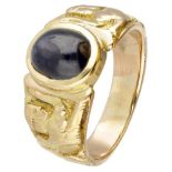 18K. Yellow gold ring set with approx. 4.50 ct. natural sapphire, flanked by two sphinxes.