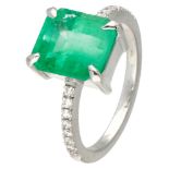 18K. White gold shoulder ring set with a natural emerald from Colombia of 4.28 ct. and approx. 0.16