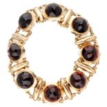 Vintage 14K. yellow gold 'bootjes' bracelet set with garnet.