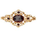 Vintage 14K. yellow gold openwork brooch set with garnet.