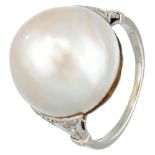 18K. White gold ring set with a mabe pearl and approx. 0.31 ct. diamond.