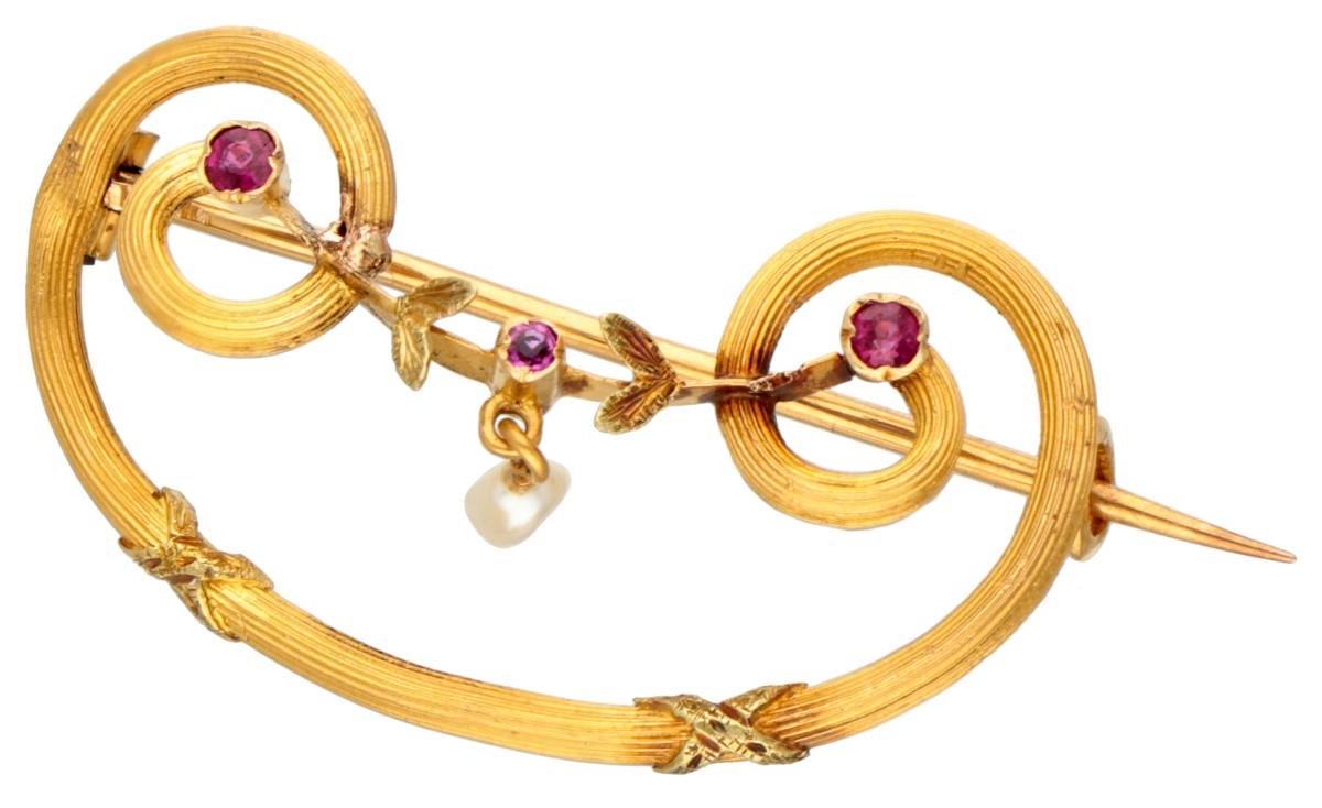 18K. Yellow gold Art Nouveau brooch set with pearl and synthetic ruby.