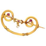 18K. Yellow gold Art Nouveau brooch set with pearl and synthetic ruby.