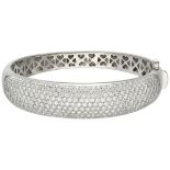 18K. White gold entourage bangle bracelet set with approx. 7.10 ct. diamond.