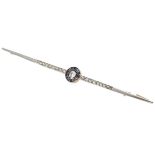 18K. Yellow gold / Pt 900 platinum Art Deco bar brooch set with approx. 0.16 ct. diamond and natural