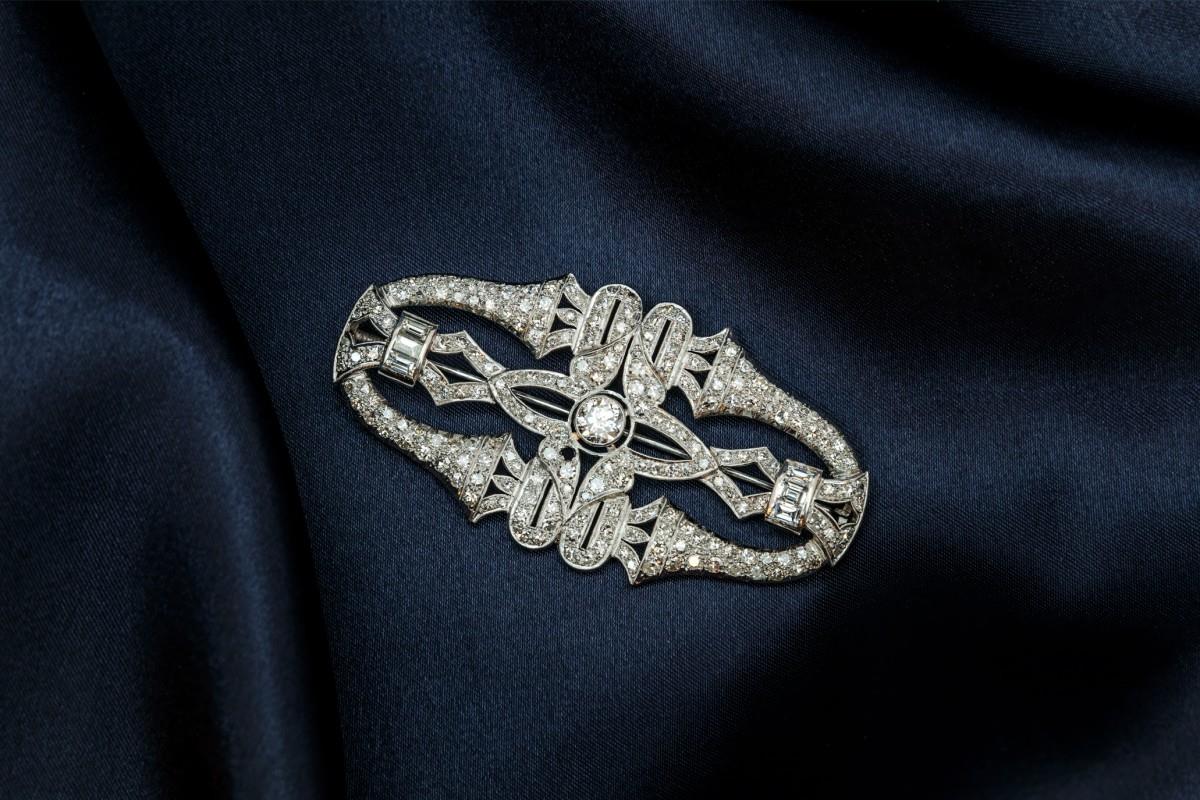 Pt 900 platinum Art Deco brooch set with approx. 11.30 ct. diamond. - Image 2 of 6