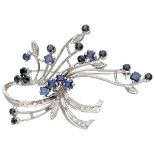 18K. White gold vintage brooch set with approx. 1.62 ct. natural sapphire and approx. 0.06 ct. diamo