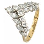 18K. Yellow gold V-shaped entourage ring set with approx. 0.90 ct. diamond.