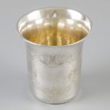 Drinking cup silver.