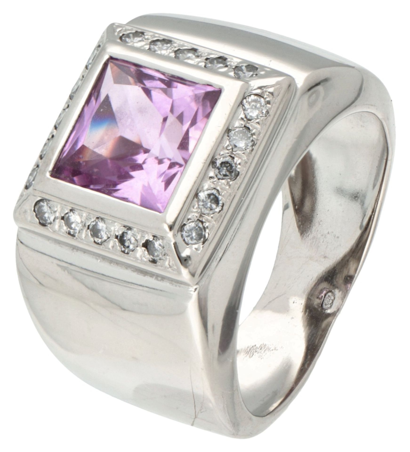 18K. White gold Rizit Gioielli ring set with approx. 13.90 ct. synthetic sapphire and approx. 0.20 c