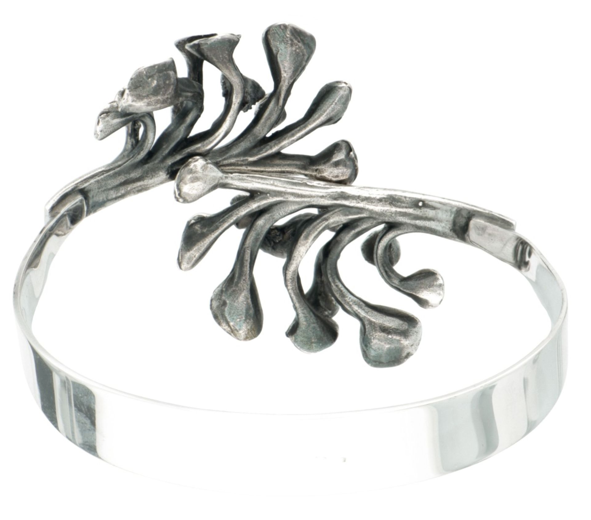 Sterling silver bangle bracelet with reindeer moss motif by Hannu Ikonen for Valo-Koru Oy. - Bild 2 aus 3