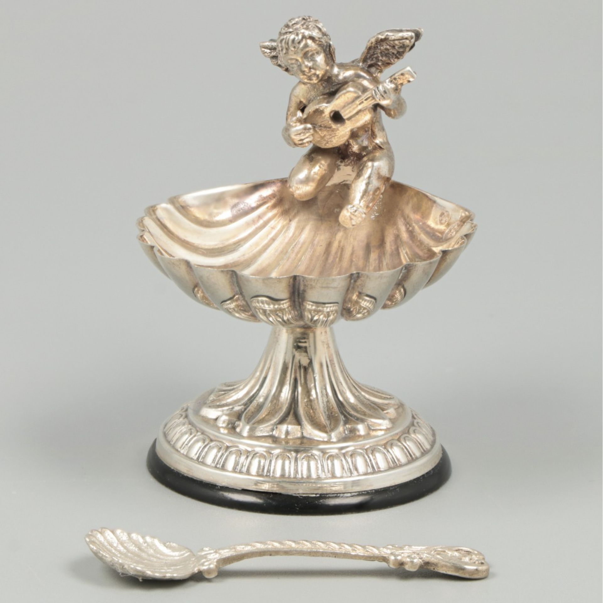 Salt cellar with spoon of silver.