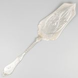 Cake server silver.