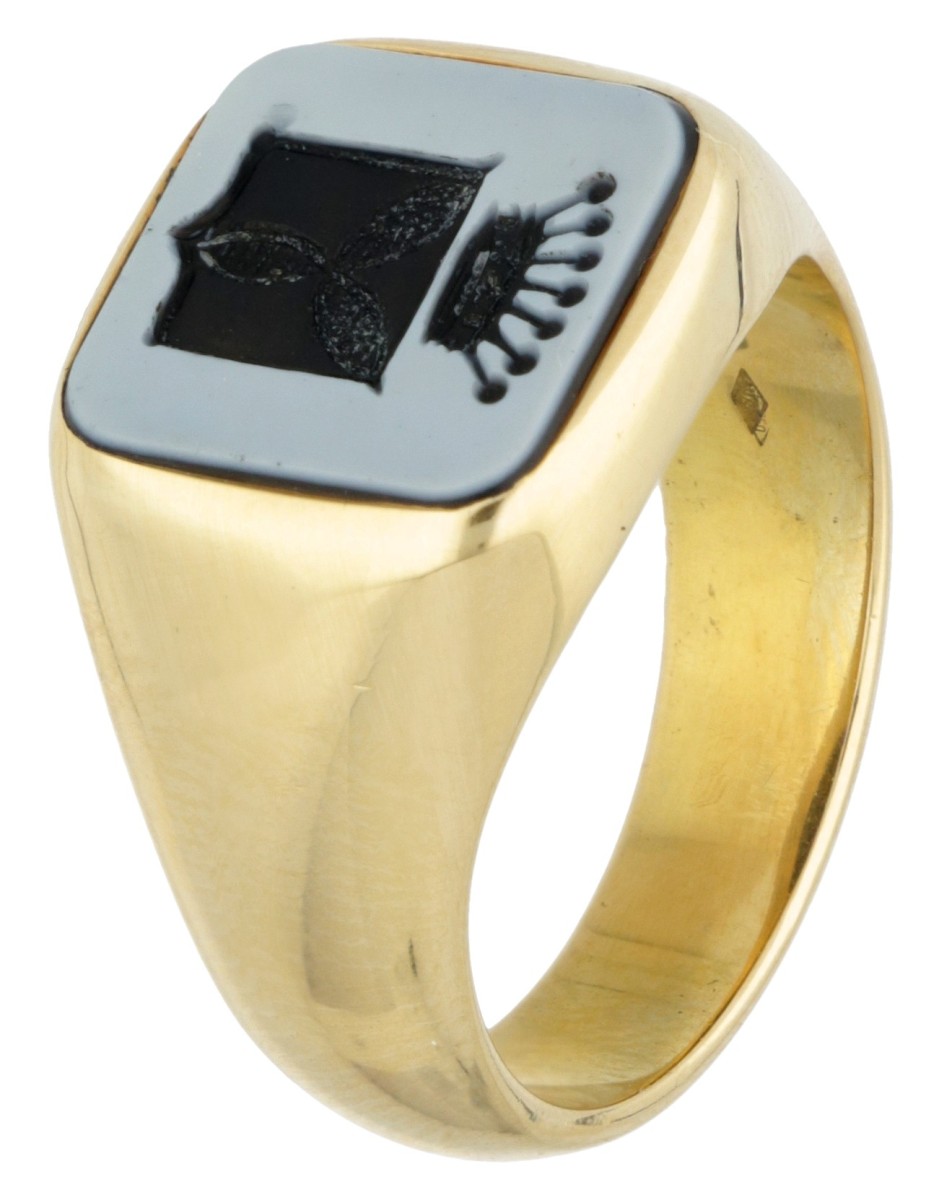 18K. Yellow gold signet ring set with a blue layer stone with intaglio coat of arms.