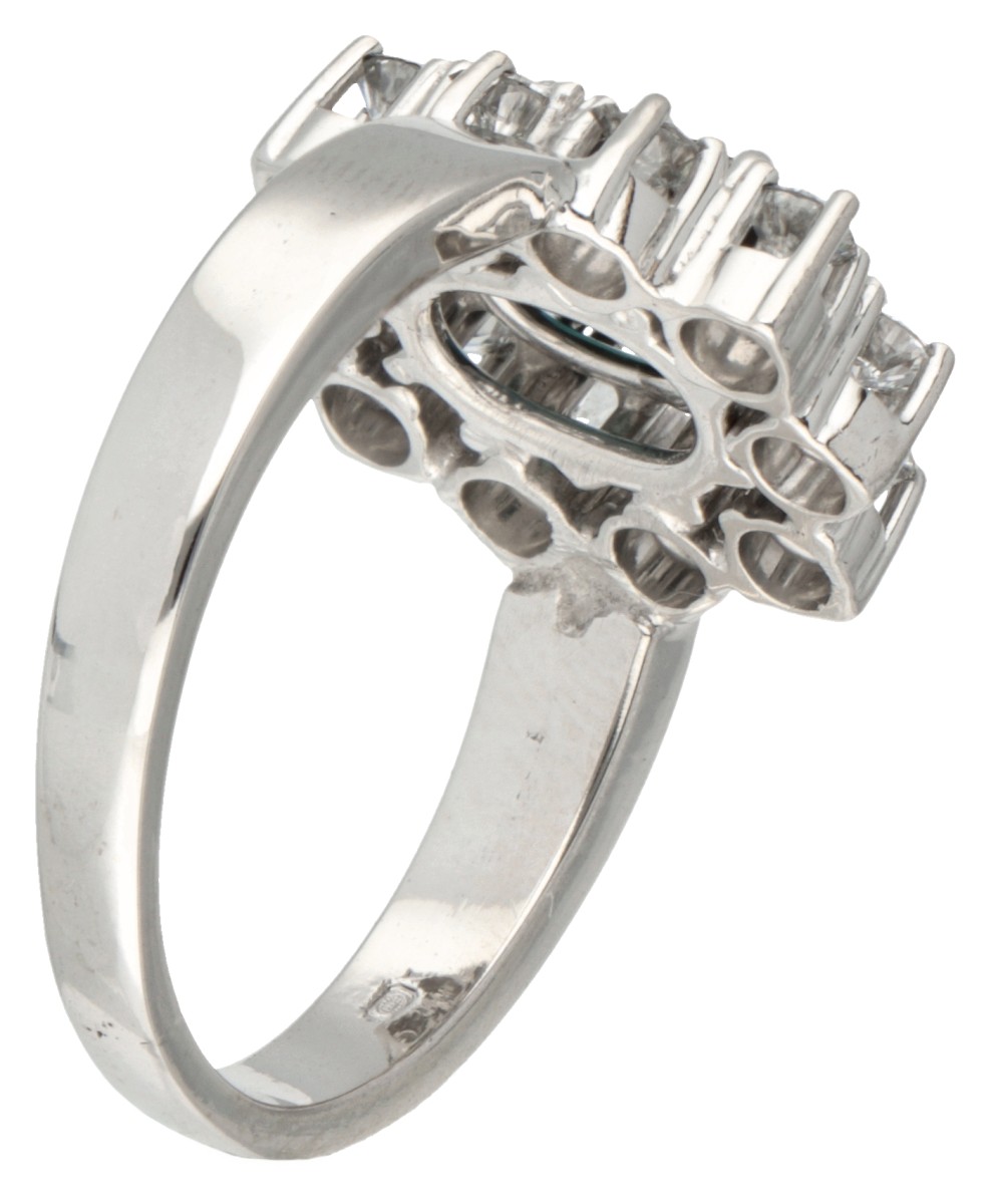 14K. White gold entourage ring set with approx. 1.48 ct. natural sapphire and approx. 0.50 ct. diamo - Image 2 of 2