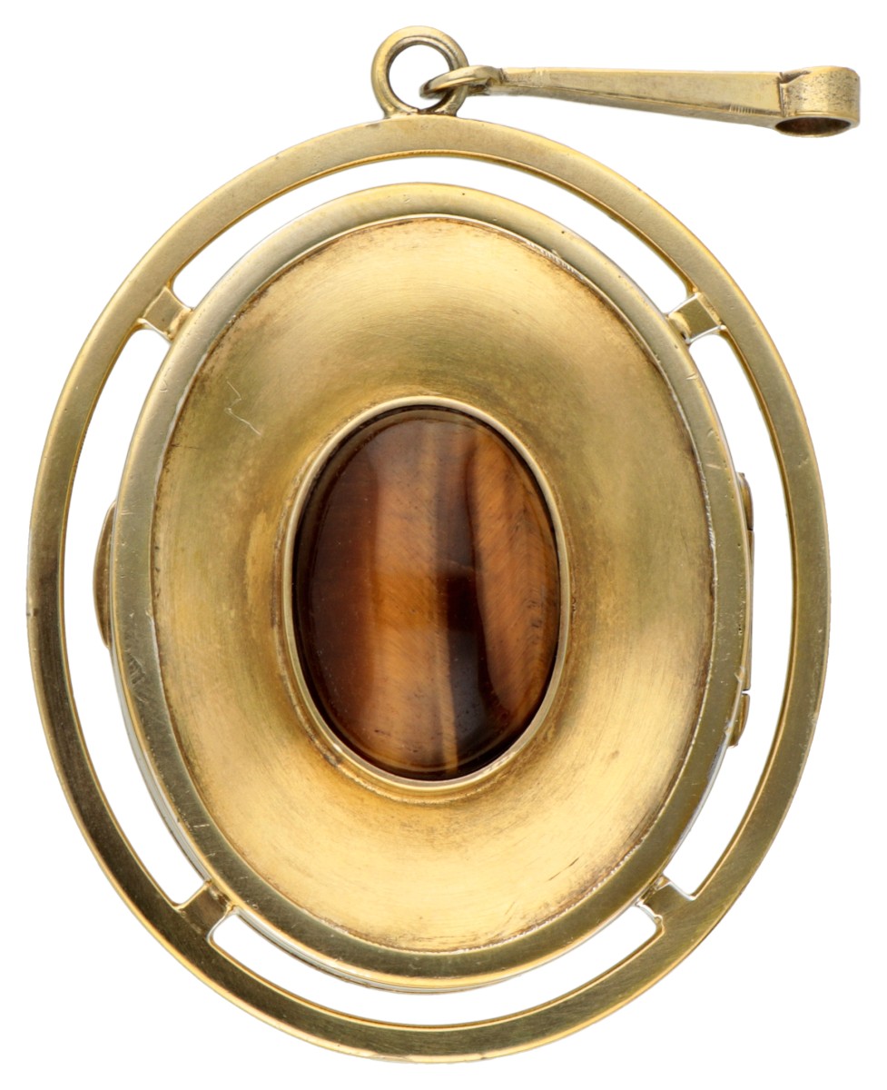 Vintage yellow gold plated sterling silver medallion pendant set with a cabochon cut tiger eye and a - Image 3 of 4