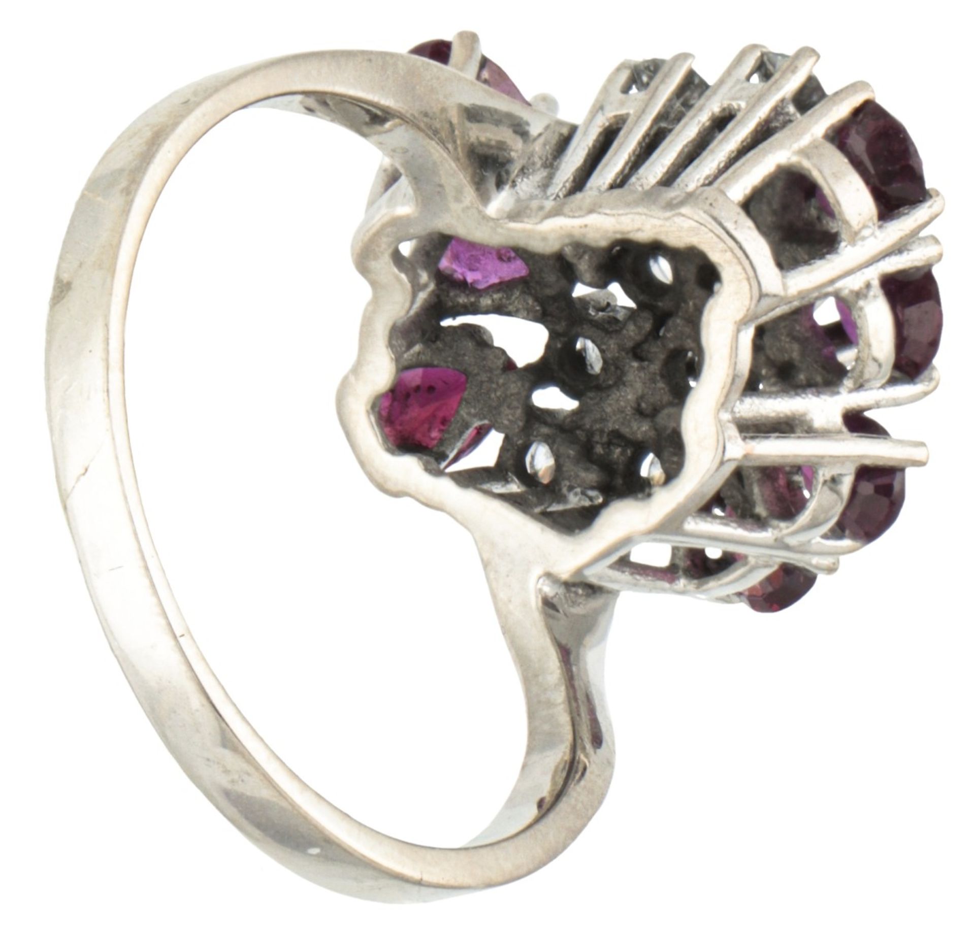 Vintage 14K. white gold ring set with approx. 1.68 ct. natural ruby ​​and approx. 0.36 ct. diamond. - Bild 2 aus 2