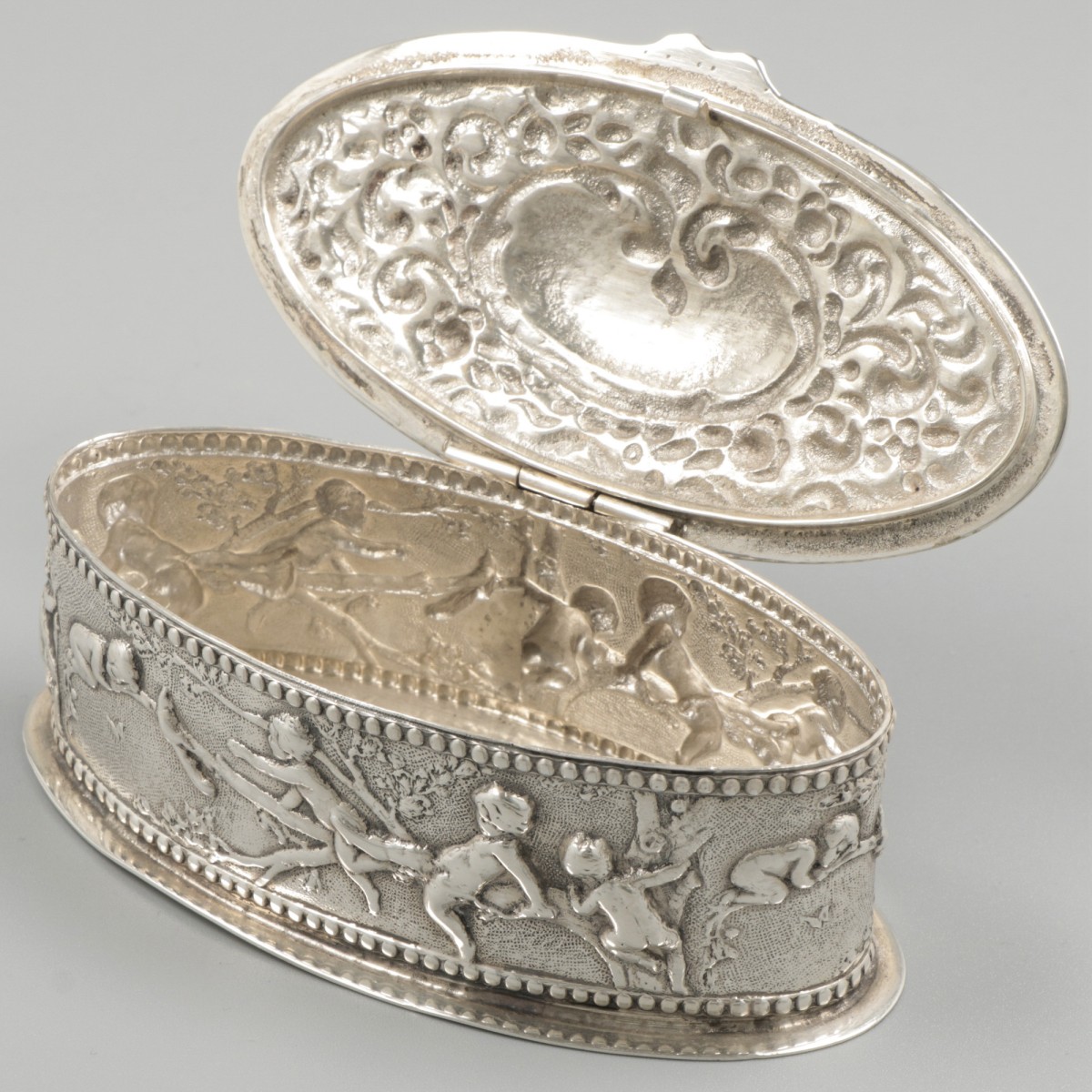 Dressing table box silver. - Image 2 of 8