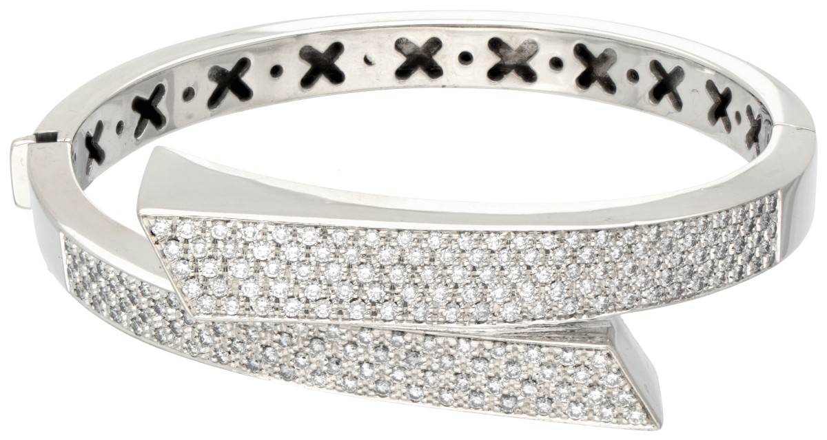 18K. White gold bangle bracelet set with approx. 1.92 ct. diamond.