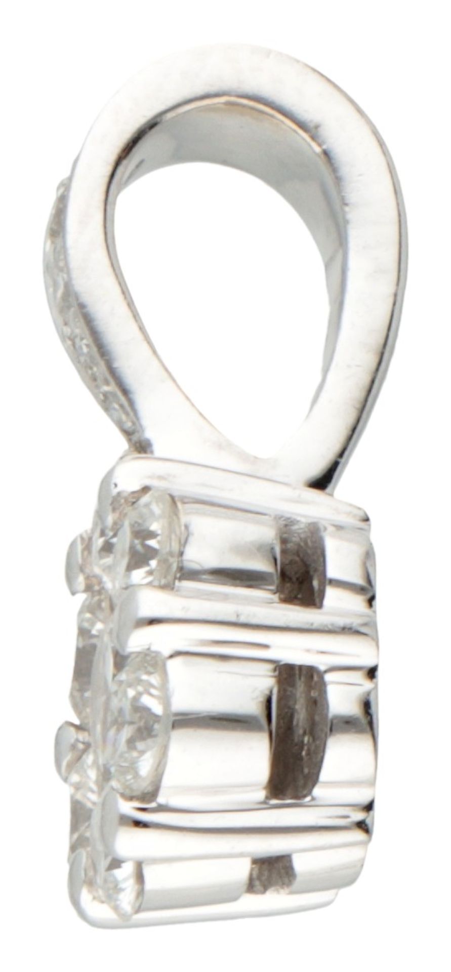 18K. White gold entourage pendant set with approx. 0.42 ct. diamond. - Bild 2 aus 3