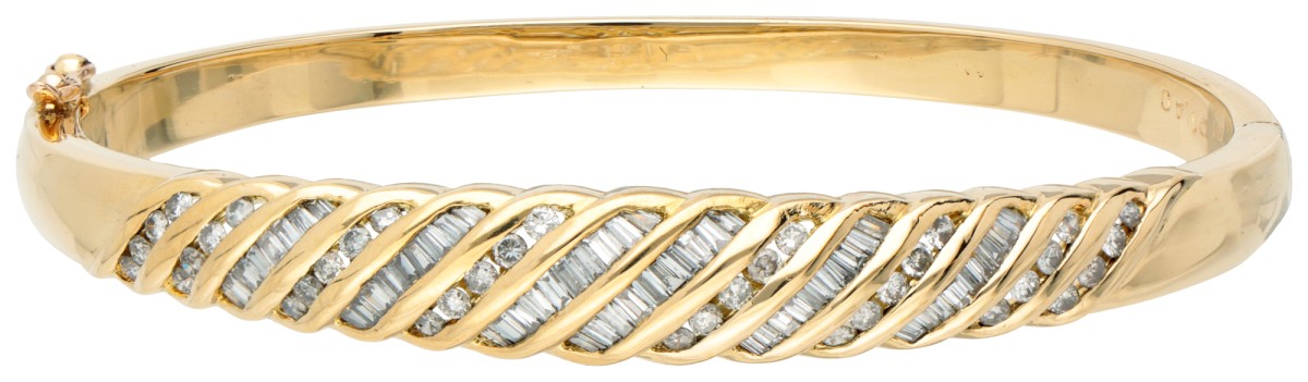 18K. Yellow gold bangle bracelet set with approx. 1.07 ct. diamond.