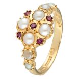 18K. Yellow gold Franklin Mint ring set with natural ruby ​​and pearls.