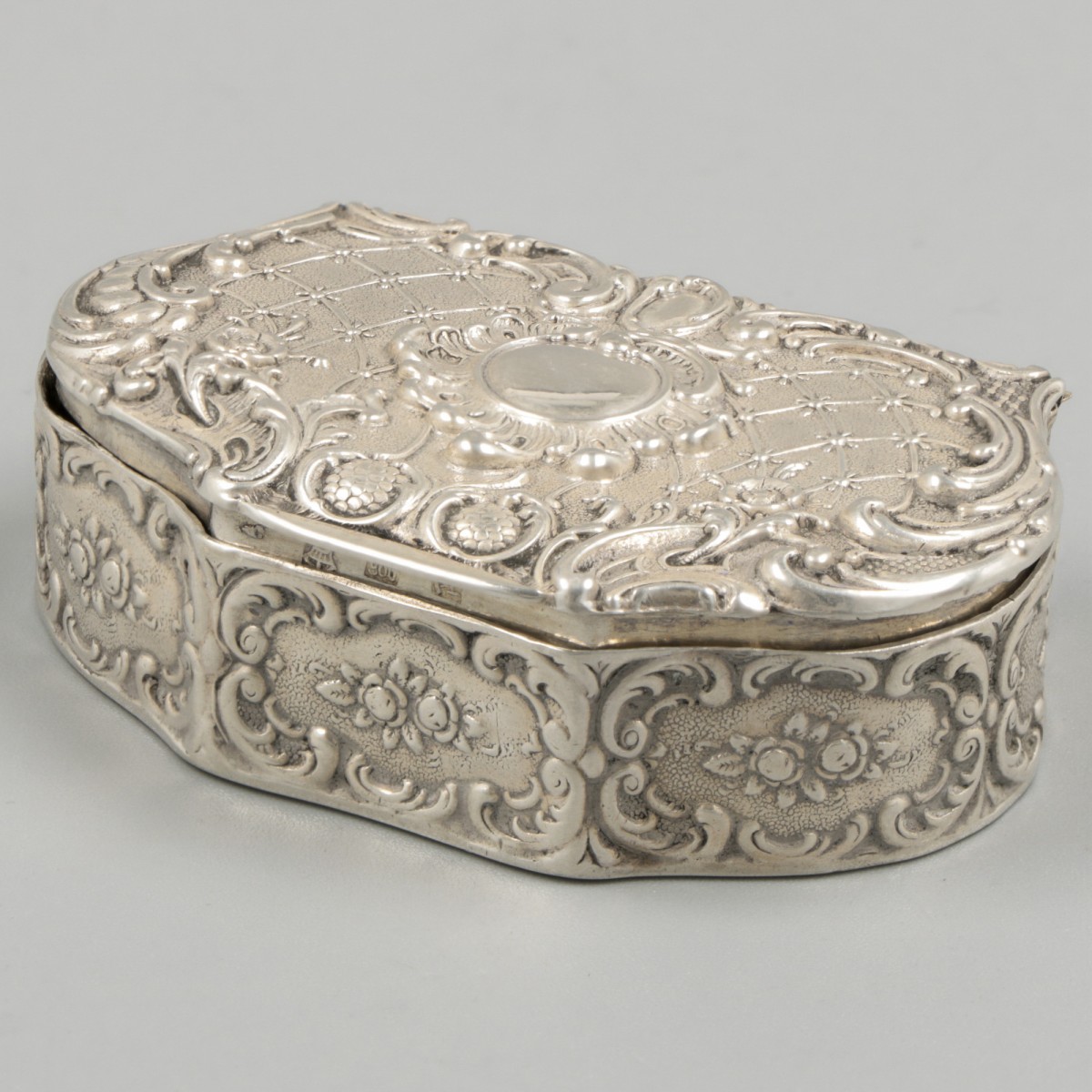 Pill box silver.