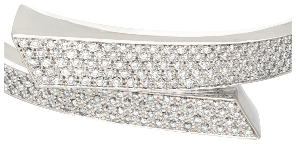 18K. White gold bangle bracelet set with approx. 1.92 ct. diamond. - Image 2 of 3