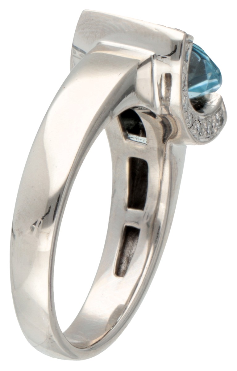 18K. White gold ring set with approx. 2.32 ct. aquamarine and approx. 0.17 ct. diamond. - Image 2 of 2