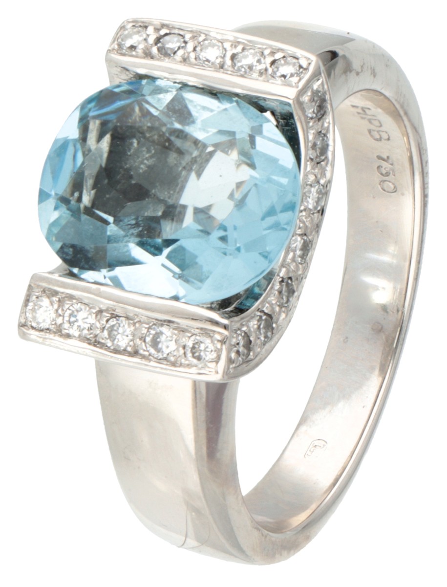 18K. White gold ring set with approx. 2.32 ct. aquamarine and approx. 0.17 ct. diamond.